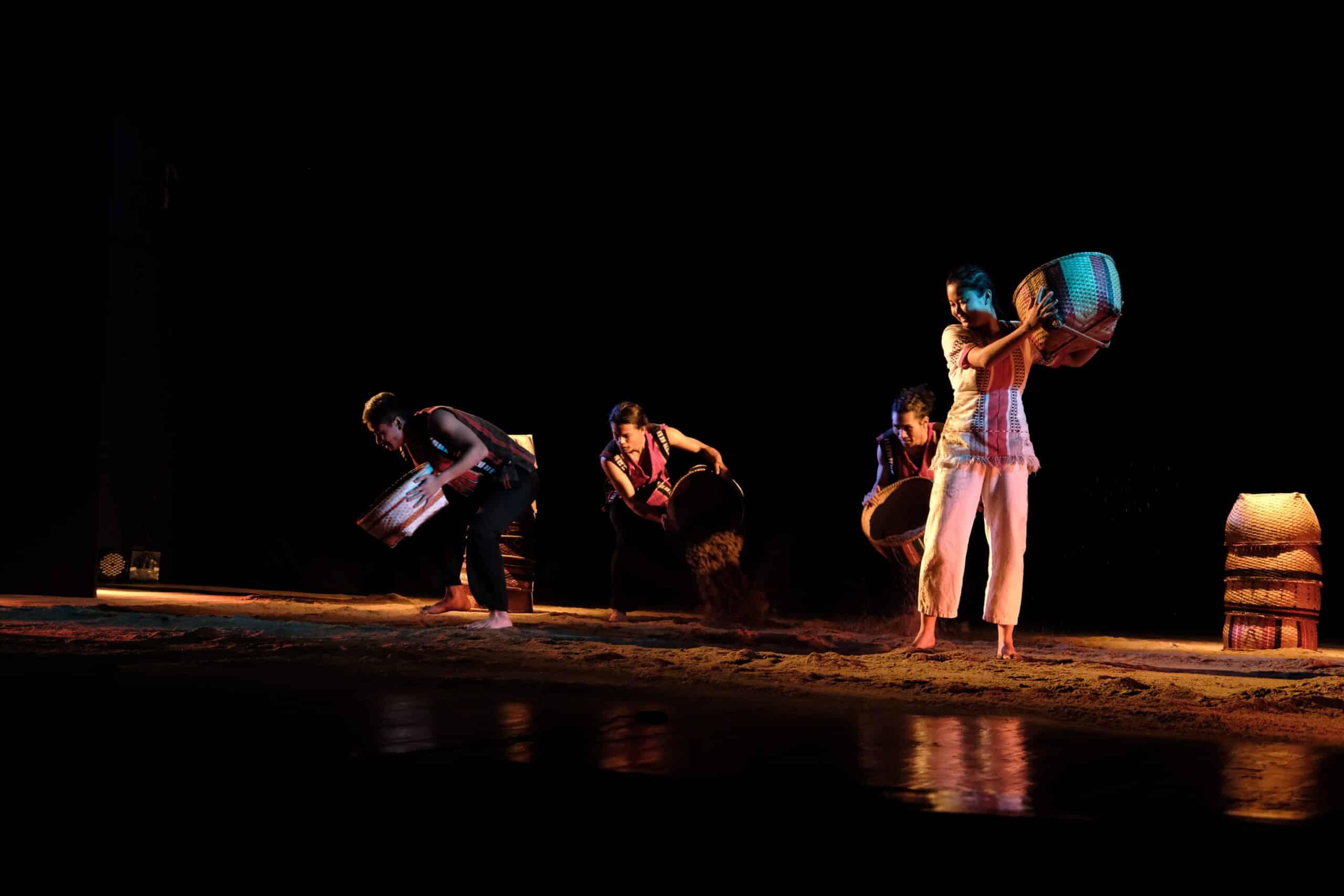 artist are performing by using sand