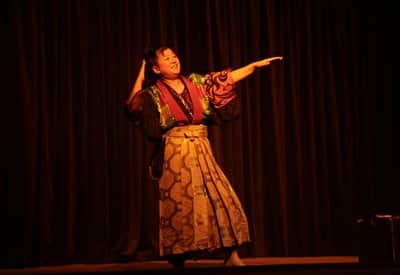 a women acting on theatre